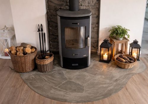 Bodenfläche vor Kamin Betonspachtel feuerfest und Rückwand Kamin Formsteine hitzebeständig ausgeführt restliche Boden als Designboden